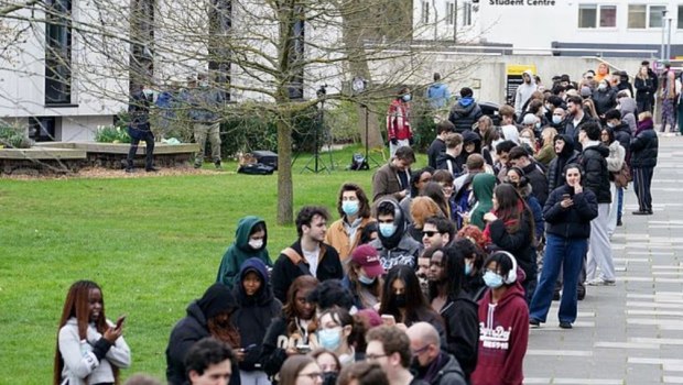 Βρετανία: Συναγερμός για κρούσματα μηνιγγίτιδας μετά από πάρτι - Δύο νεκροί, ουρές για αντιβιοτικά