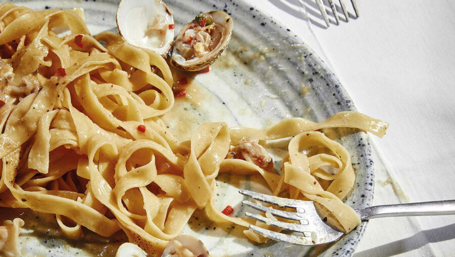 Ταλιατέλες με ζωμό καβουριού και κυδώνια: Ένα πιάτο γεμάτο θάλασσα