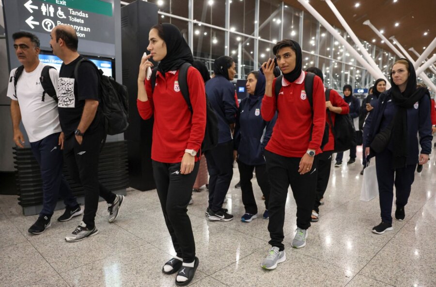 Στην Κωνσταντινούπολη τα μέλη της γυναικείας ομάδας ποδοσφαίρου του Ιράν
