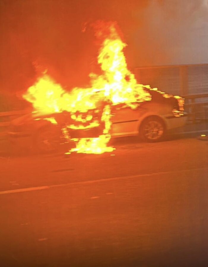 Φωτιά σε αυτοκίνητο στη λεωφόρο Αθηνών - Σουνίου, κάηκε ολοσχερώς