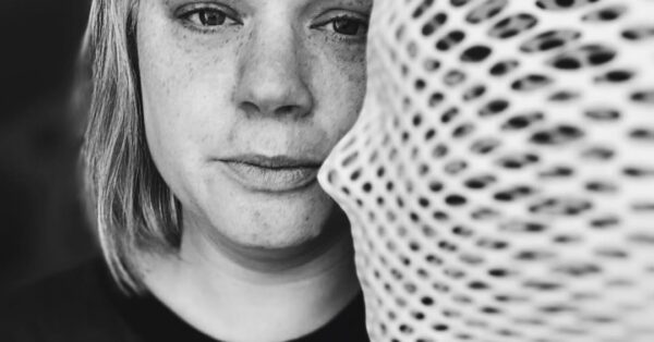 Διαγνώστηκε με καρκίνο του εγκεφάλου: Διέψευσε τα προγνωστικά των γιατρών και σήμερα εργάζεται ως σύμβουλος πένθους