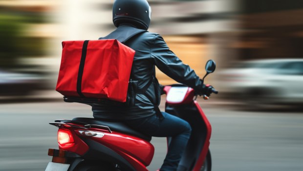 Ζευγάρι λήστεψε διανομέα με την απειλή μαχαιριού στη Νίκαια - Εντοπίστηκαν στον Πειραιά