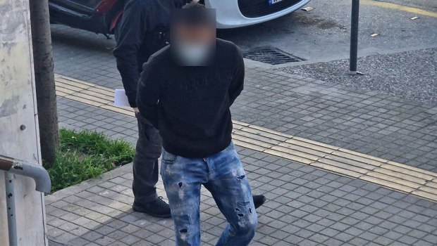 Γνωστός τράπερ συνελήφθη μετά από καταδίωξη στα Πατήσια - Πέταξε μαχαίρι πριν ακινητοποιηθεί