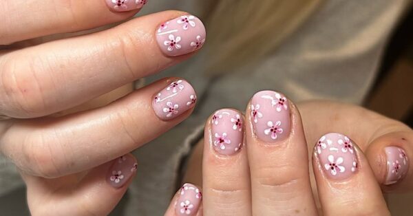 «Cherry Blossom Nails»: Το manicure της Hailey Bieber που θα κυριαρχήσει στις ανοιξιάτικες τάσεις