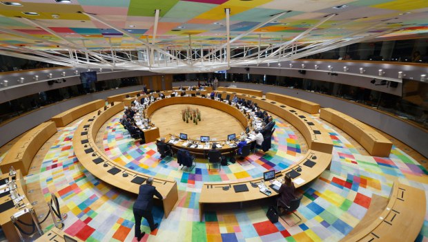 Ο Όρμπαν μόνος του στο περιθώριο στην Σύνοδο Κορυφής - Κάθισε μακριά όταν άρχισε να μιλά ο Ζελένσκι