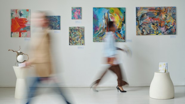 Εφοδος του ελληνικού FBI στην επιχείρηση γνωστού γκαλερίστα