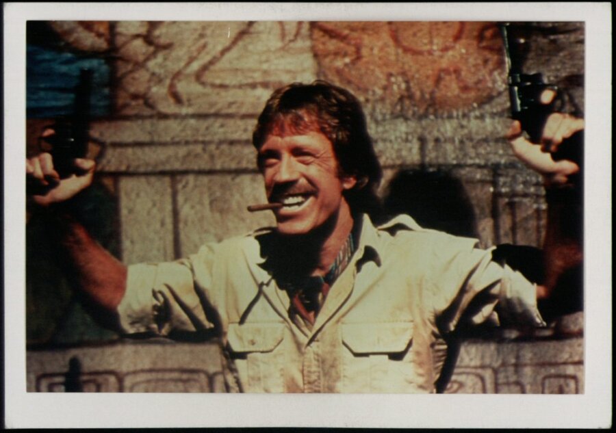 «Ο Τσακ Νόρις δεν κάνει κάμψεις, απλώς σπρώχνει τη Γη προς τα κάτω»: Όλα όσα έκαναν τον διάσημο ηθοποιό αξέχαστο