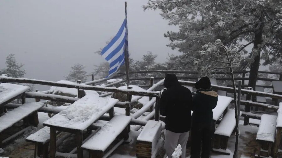 Χιόνισε στην κορυφή της Πάρνηθας - Στα «λευκά» τα καταφύγια