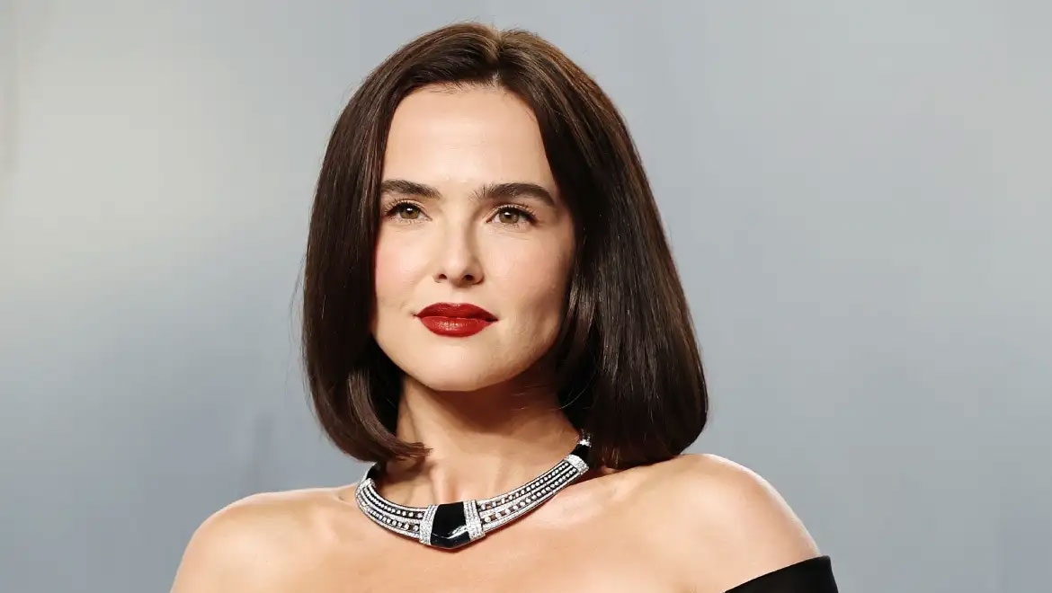 The Perfect Red: Αυτό είναι το κραγιόν που χάρισε στη Zoey Deutch το Old Hollywood look της