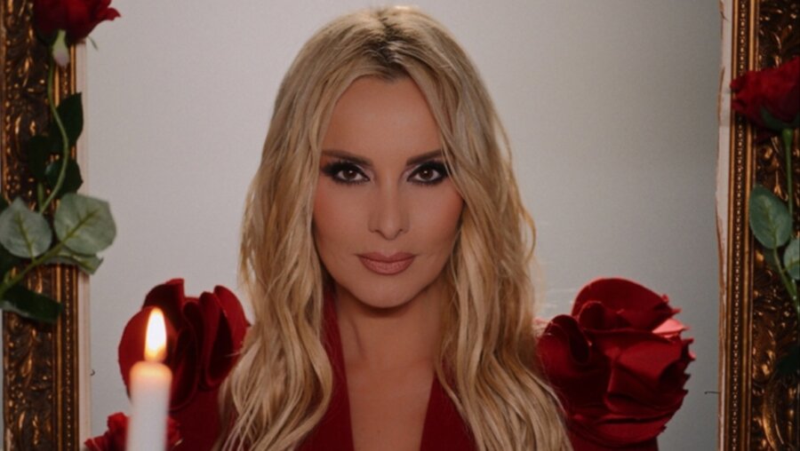 Πέγκυ Ζήνα - «Άμυνα»: Επιστρέφει με δυναμικό hit και εντυπωσιακό βίντεο κλιπ!