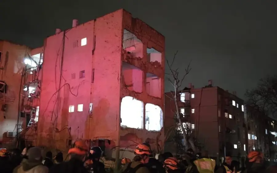 Η τρομακτική στιγμή που ο ιρανικός πύραυλος χτυπά την πόλη Αράντ στο νότιο Ισραήλ