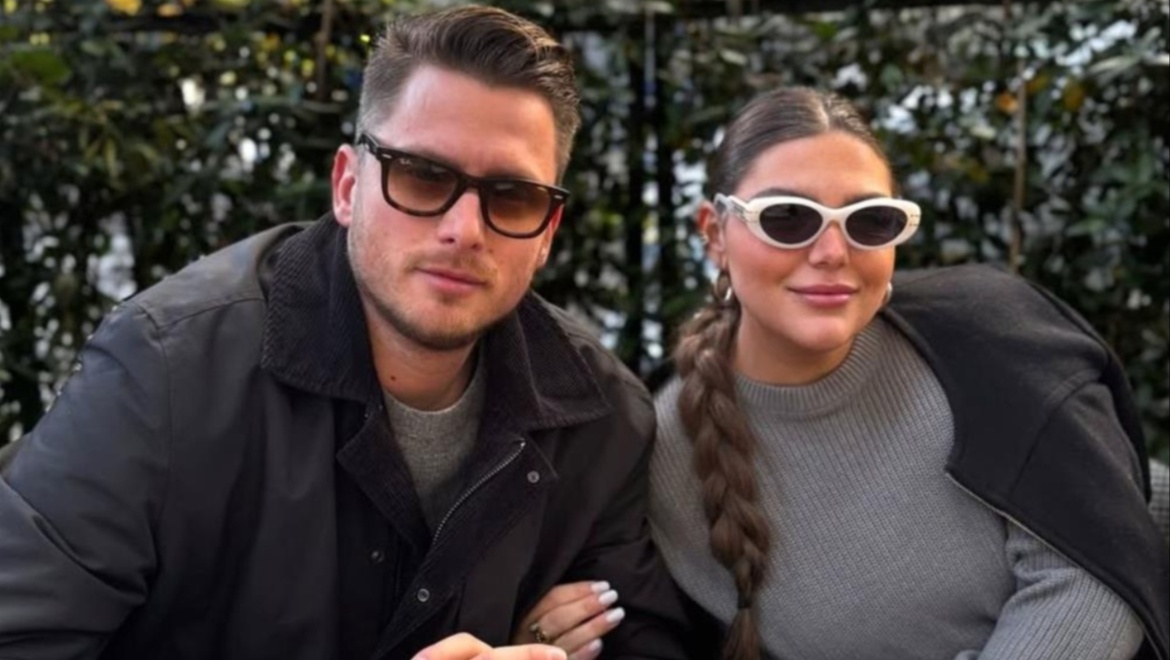 Δανάη Μπάρκα: Ποζάρει με τον σύντροφό της, Φάνη Μπότση μπροστά από το ηλιοβασίλεμα της Καλαμάτας