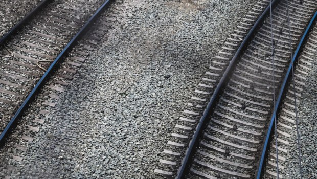 Τέμπη: Ένας βωμός δίπλα στις γραμμές - Στο «σημείο μηδέν» λίγο πριν τη δίκη