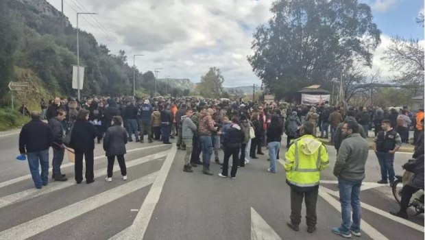 Λέσβος: «Έμφραγμα» στο λιμάνι της Μυτιλήνης από τους κτηνοτρόφους - Χωρίς οχήματα αναχώρησε το «Νήσος Σάμος»