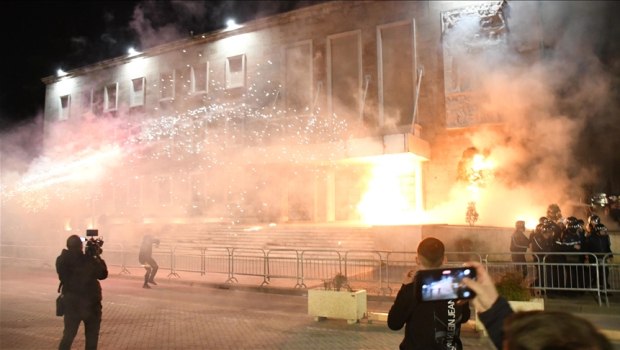 Αλβανία: Χιλιάδες διαδηλωτές ζητούν την παραίτηση του Ράμα - Βίαιες συγκρούσεις στα Τίρανα