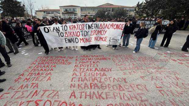 Τέμπη: Σε τεταμένο κλίμα η έναρξη της δίκης - Οργή για τις συνθήκες στην αίθουσα