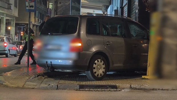 Τροχαίο στα Εξάρχεια - ΙΧ «καρφώθηκε» σε τζαμαρία καφετέριας