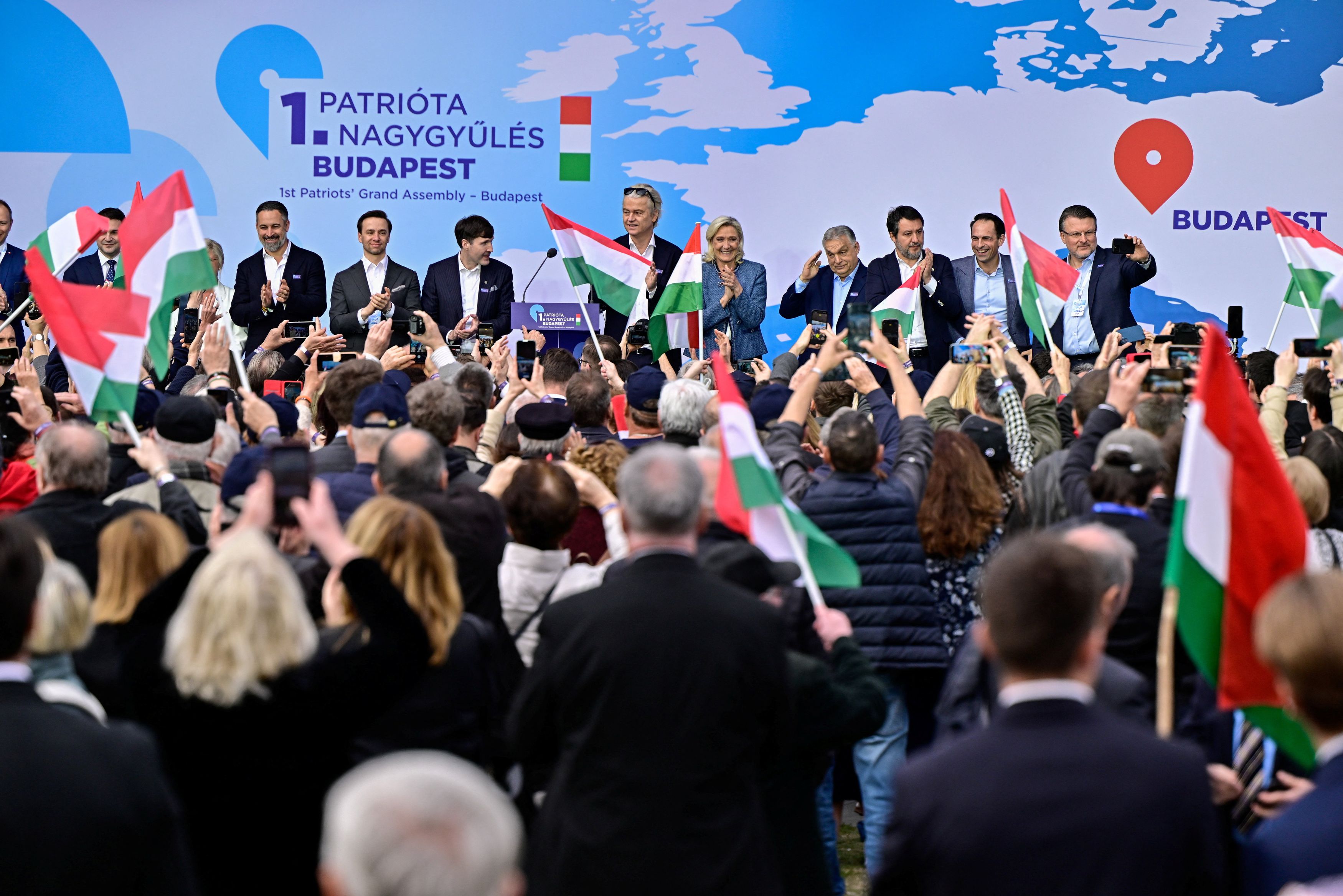 Ηγέτες της ακροδεξιάς έσπευσαν στη Βουδαπέστη να στηρίξουν τον Όρμπαν, τον πρωτεργάτη του ευρωπαϊκού MAGA