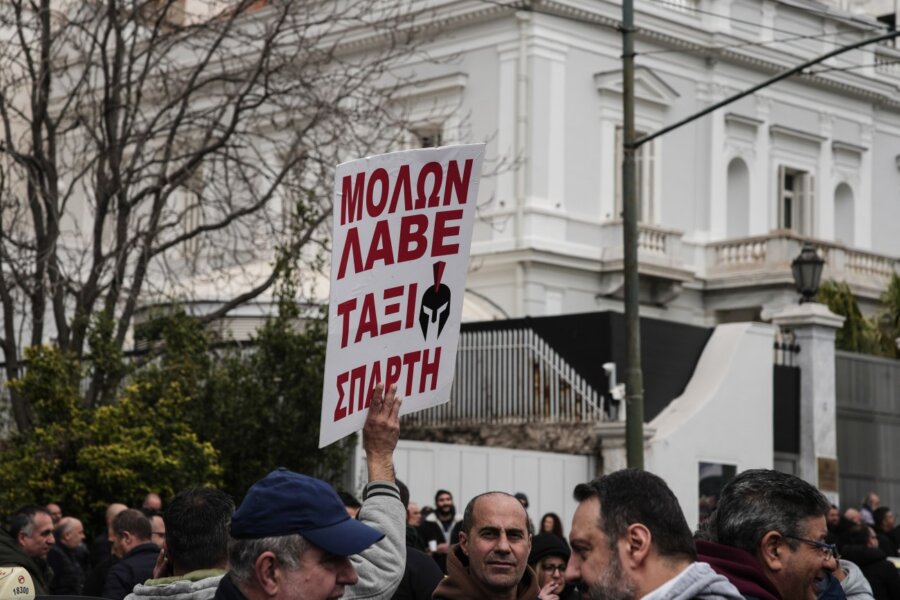 Πέρασε το νομοσχέδιο του υπουργείου Μεταφορών, παρά τις αντιδράσεις των επαγγελματικών ταξί