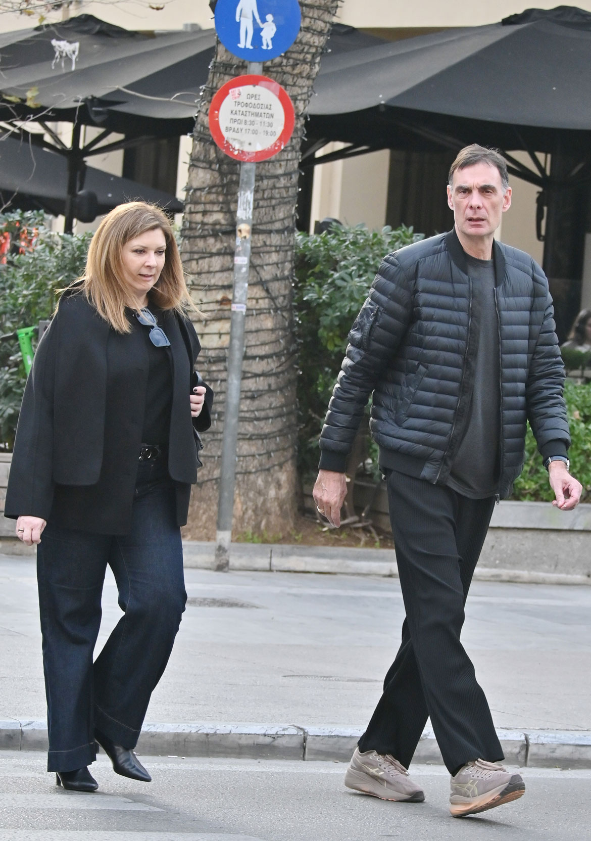 Γιώργος Μπαρτζώκας: Χαλαρές στιγμές στο κέντρο της Αθήνας με τη σύζυγό του - Φωτογραφίες
