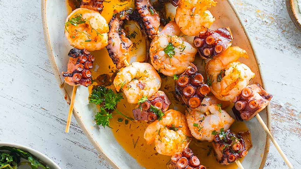 Σουβλάκια θαλασσινών στο τηγάνι - Έτοιμο σε 30 λεπτά