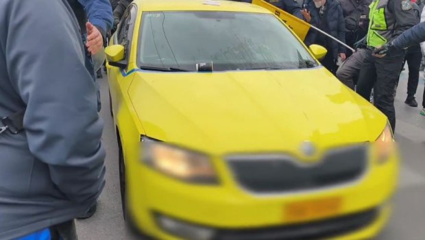 Απεργία ταξί: Στιγμές μεγάλης έντασης στο Σύνταγμα - Προπηλακισμός αυτοκινητιστή που δεν απεργούσε