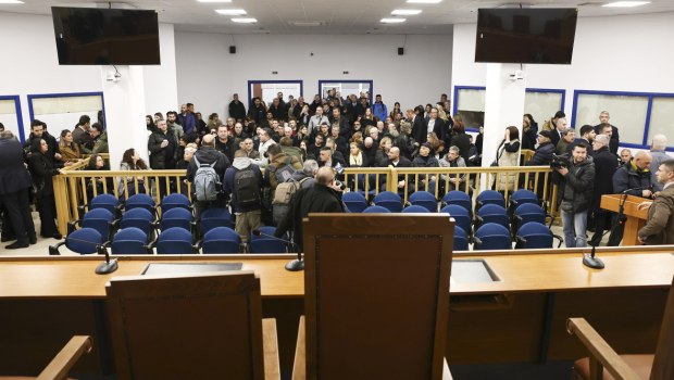 Τέμπη: Οργή για τις συνθήκες διεξαγωγής της δίκης - Τι λένε συγγενείς θυμάτων και δικηγόροι