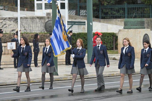 25η Μαρτίου: Ολοκληρώθηκε η μαθητική παρέλαση στο κέντρο της Αθήνας