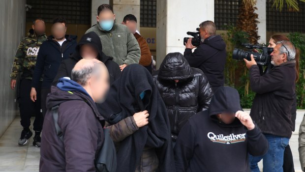 «Βάλτ' τα όλα σε θυρίδα», «δύο μαγαζιά είναι σε εικονική εταιρεία» - Οι διάλογοι του κυκλώματος με τις απάτες στον ΕΦΚΑ