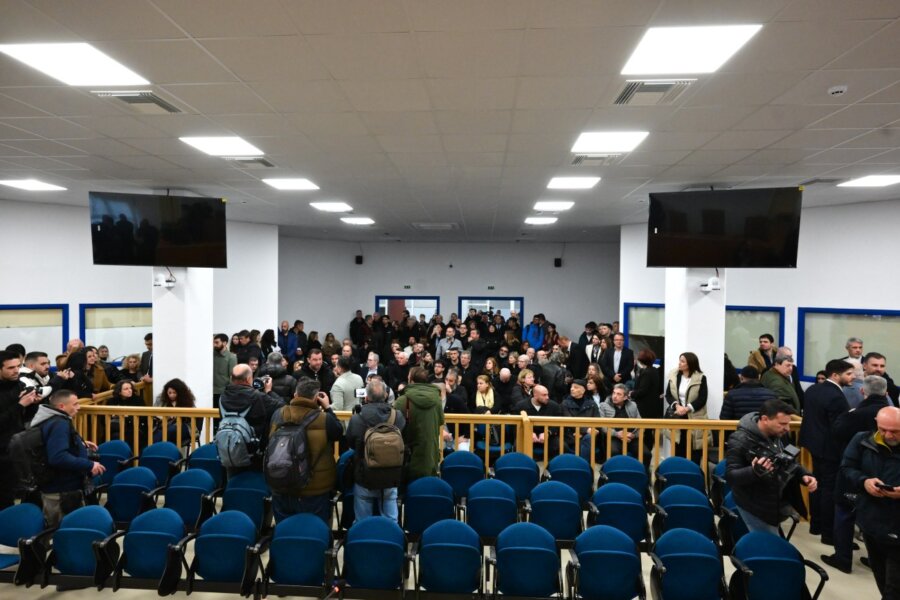 Πώς «μίκρυνε» η αίθουσα της δίκης των Τεμπών – Οι χώροι που «έφαγαν» θέσεις συγγενών και δικηγόρων
