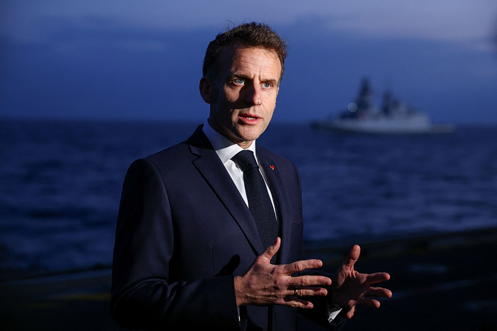 Εμανουέλ Μακρόν στη θάλασσα