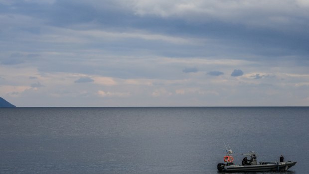 Εντόπισαν βατραχοπέδιλο και καταδυτικό σκούτερ στο Πηγάδι του Διαβόλου - Συνεχίζονται οι έρευνες για τον δύτη