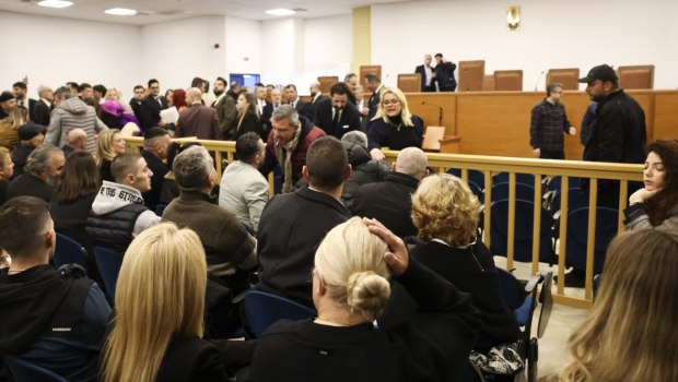 Τέμπη: Οργή των συγγενών για το χάος - Ασφυξία και καταγγελίες για την αίθουσα των 1,6 εκατ.