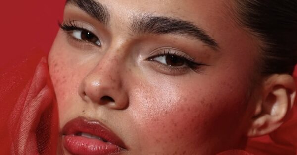 Κόκκινο ρουζ: Η απόχρωση που φαίνεται τρομακτική αλλά ταιριάζει σε όλες