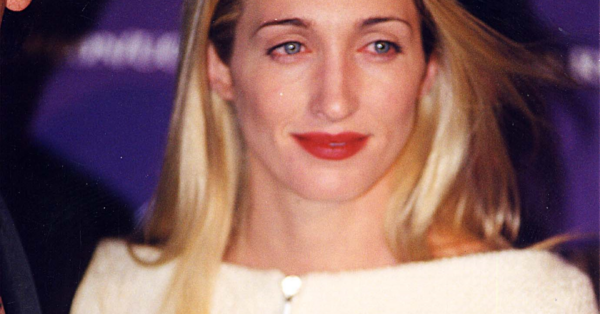 Carolyn Bessette-Kennedy: Το μυστικό πίσω από το «παιδικό» ξανθό των μαλλιών της που κόστιζε μια περιουσία
