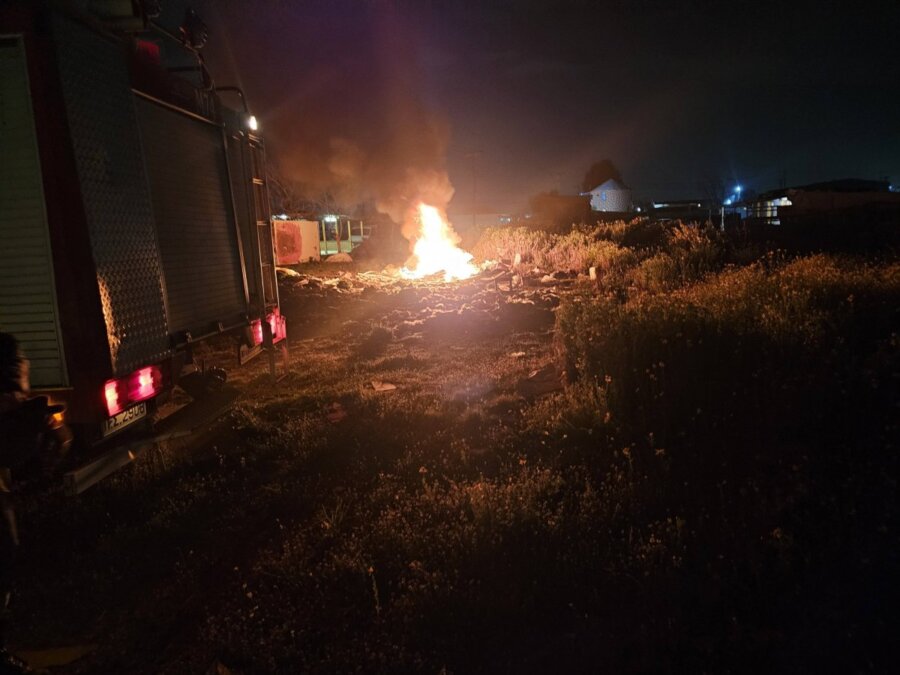 Φωτιά σε μπάζα και σκουπίδια δίπλα σε καταυλισμό στον Ασπρόπυργο