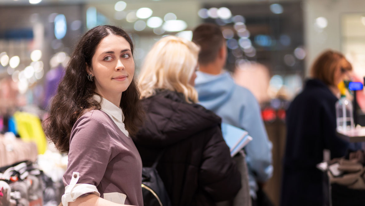 Τι αποκαλύπτει η ψυχολογία όταν αφήνετε κάποιον να περάσει μπροστά σας στο ταμείο