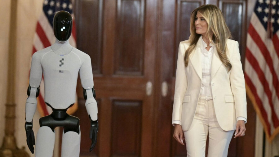 Melania Trump: Περπατάει δίπλα σε ρομπότ στον Λευκό Οίκο