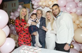 Τάρια Μπούρα - Βίκτωρ Μητρόπουλος: Η σπάνια κοινή εμφάνιση στα γενέθλια του γιου τους, Δημήτρη και της κόρης του