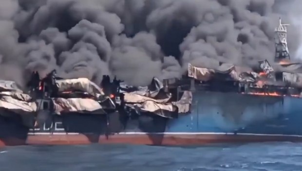 Νέο βίντεο από πλοίο που τυλίχτηκε στις φλόγες στα Στενά του Ορμούζ μετά από επίθεση