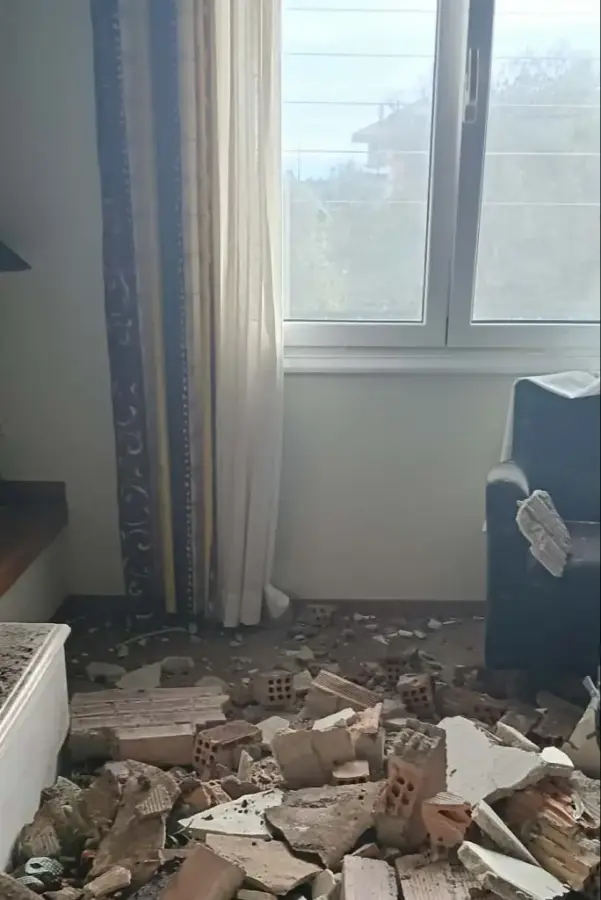 Πρέβεζα: Κεραυνός προκάλεσε σοβαρές ζημιές σε κατοικία – Κατέρρευσαν στέγη και τοίχος