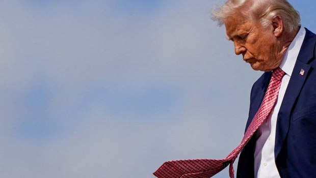 Τραμπ: «Να ανοίξουν τα Στενά του… Τραμπ» – Η αμφιλεγόμενη ατάκα για τα Στενά του Ορμούζ εν μέσω ενεργειακής κρίσης