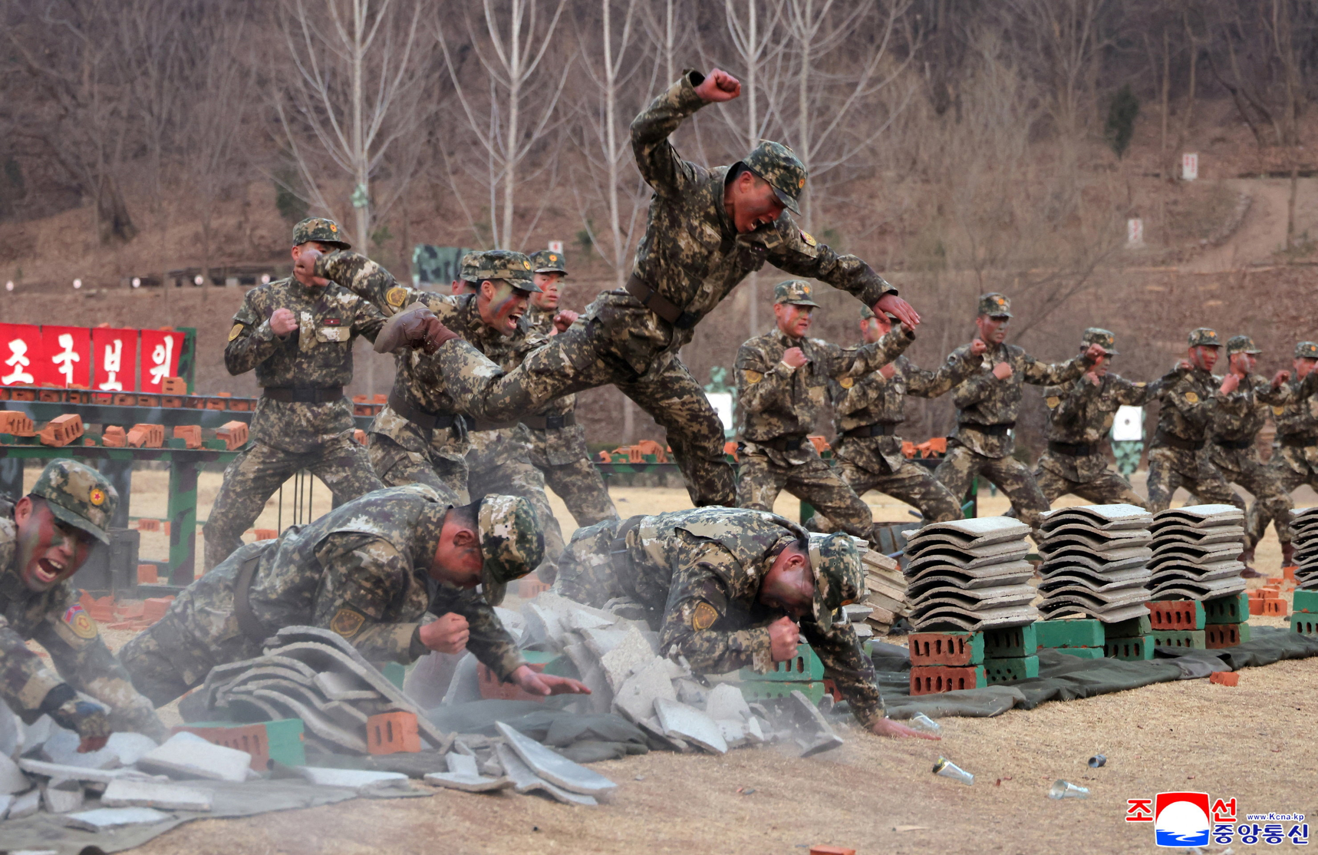 O Κιμ Γιονγκ Ουν παρακολουθεί νέο τεθωρακισμένο και τεστ για κινητήρα στερεού καυσίμου για πυραύλους