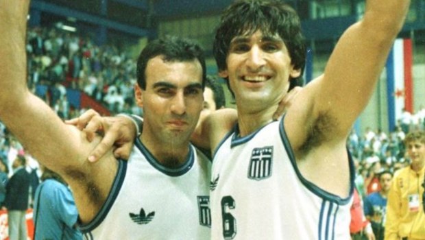 Οι θρύλοι του μπάσκετ αποχαιρέτησαν την Μεγάλη Κυρία: Γκάλης – Γιαννάκης είπαν «αντίο» στη Μαρινέλλα (pics)