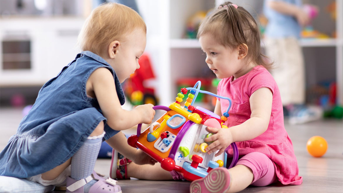 Τι να κάνω αν το παιδί μου αρπάζει παιχνίδια από άλλα παιδιά;