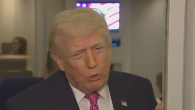 «Αλλαγή καθεστώτος» στο Ιράν που μας έδωσε «από σεβασμό» 20 τάνκερ με πετρέλαιο, δηλώνει ο Τραμπ