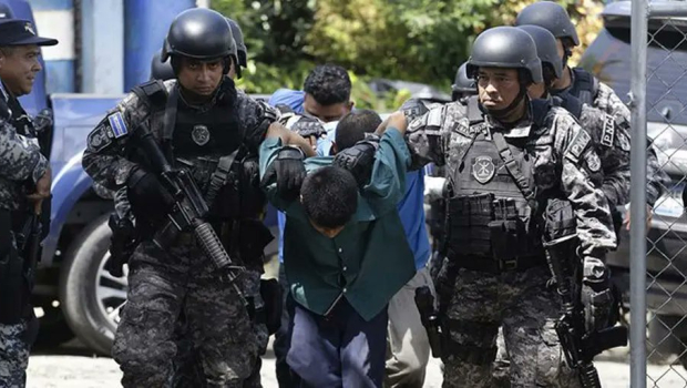 Ελ Σαλβαδόρ: Να τερματιστεί η κατάσταση έκτακτης ανάγκης, ζητά η HRW από τον Μπουκέλε