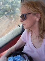 Νόρα Βαλσάμη: Σπάνια εμφάνιση της ηθοποιού – Αισθητά αδυνατισμένη και καταβεβλημένη στα 78 της