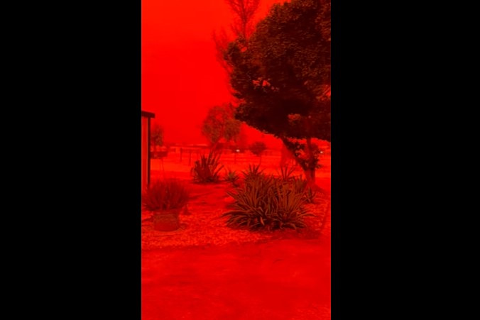 Απίστευτο φαινόμενο στην Αυστραλία: Ο ουρανός στα κόκκινα