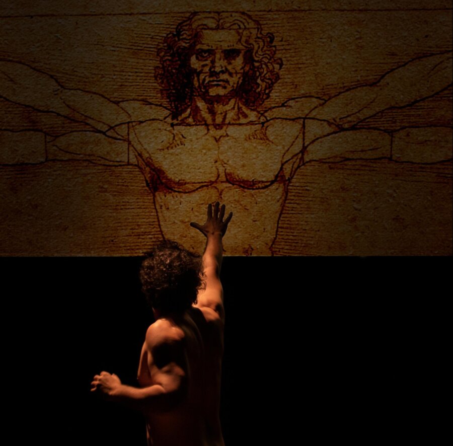 Ο “Βιτρούβιος” του Στέφανου Κακαβούλη σε σκηνοθεσία του Χρήστου Δήμα στο μικρό θέατρο Μονής Λαζαριστών